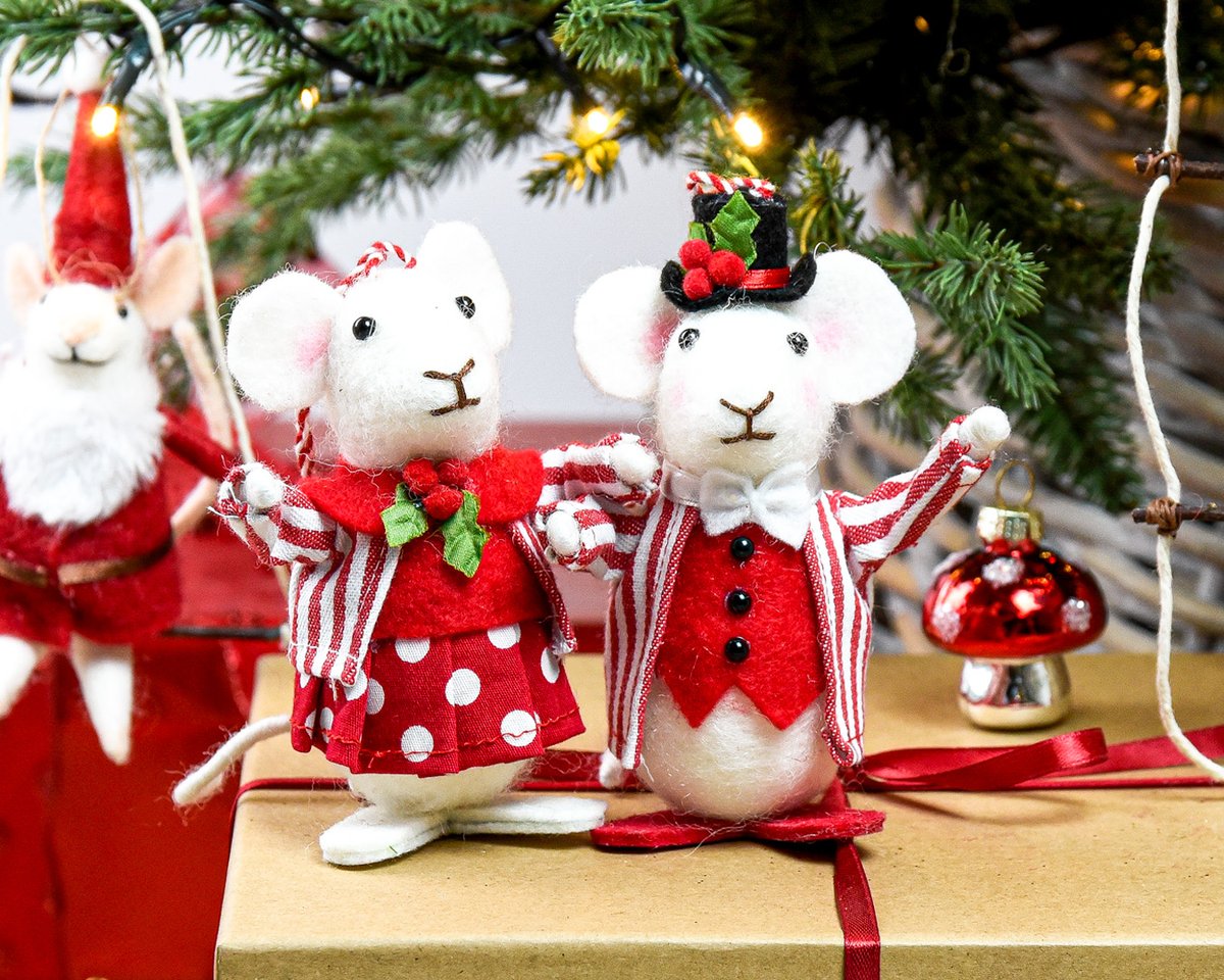 Gisela_Graham's tweet photo. I wonder what these little guys will choose for their advent calendar tomorrow? Something tells me it will definitely be cheesy ๐ ๐ง
#GiselaGraham #GiselaGrahamChristmas #CraftCorner #MiceofInstagram https://t.co/8CFs4NCU8Q