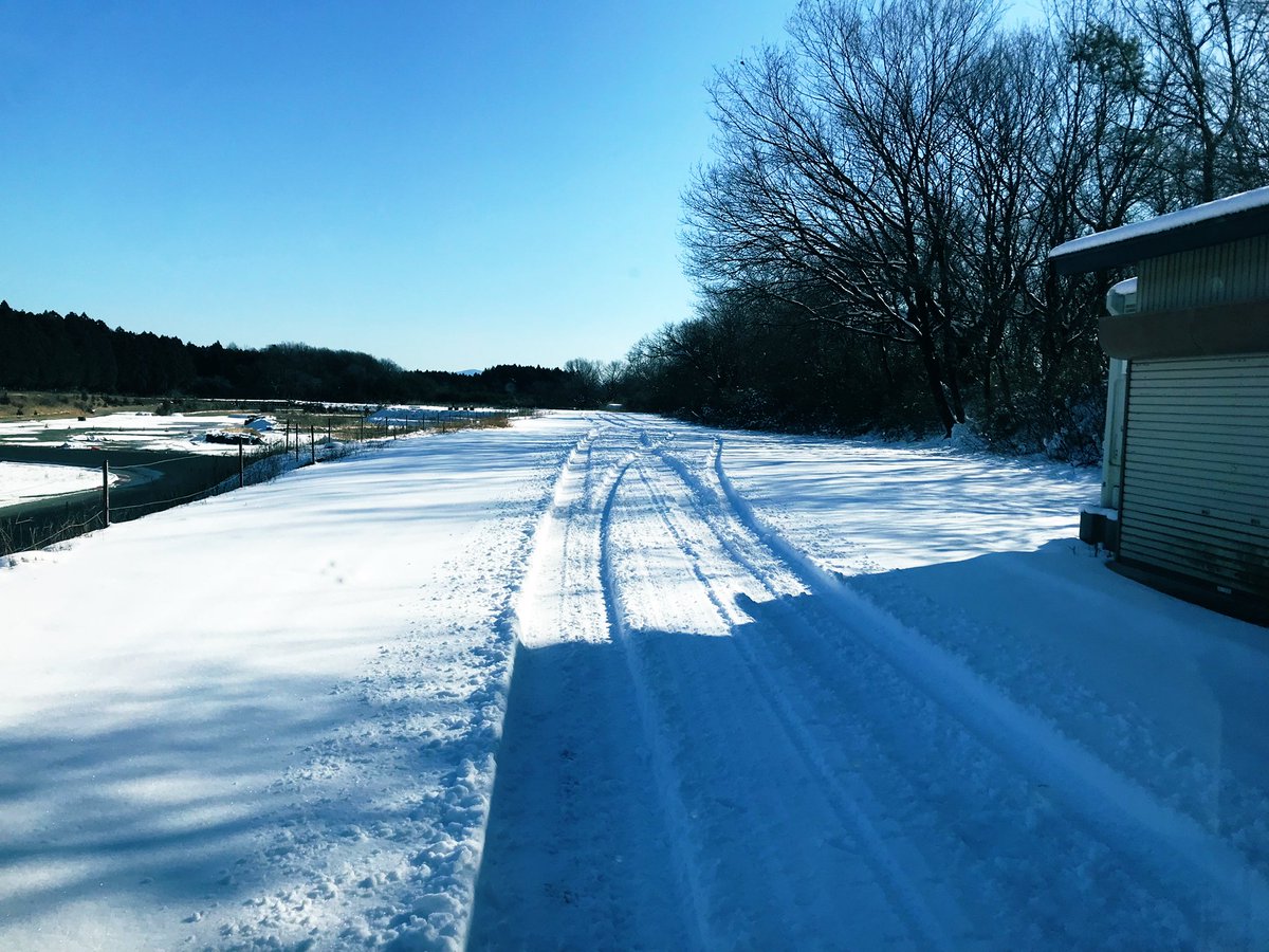 Crm_Erx's tweet photo. 昨年末のつくるまサーキット那須。

降雪１時間程度でこんな感じになります。

ですので今回の年末は断念しました💦

コースはまだしも、県道から施設に乗り入れる林道や県道30号がヤバいです。

年末のテスト開催時も積雪で、都心部からアクセスする方の多くが夏タイヤで来場出来ない方が続出でした。 https://t.co/9IvIs1RMA6