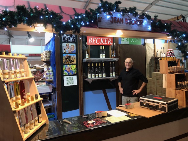 68MB55's tweet photo. Depuis ce matin, et jusqu'au 16.12, vous pouvez aller déguster et acheter sur place à Paris / Marché de Noël devant la Gare de l'est (sous chapiteau) les vins bio &amp; nature d'Alsace + eaux de vie de Jean Becker https://t.co/fimWQsArVS https://t.co/jZO3NPcpAd