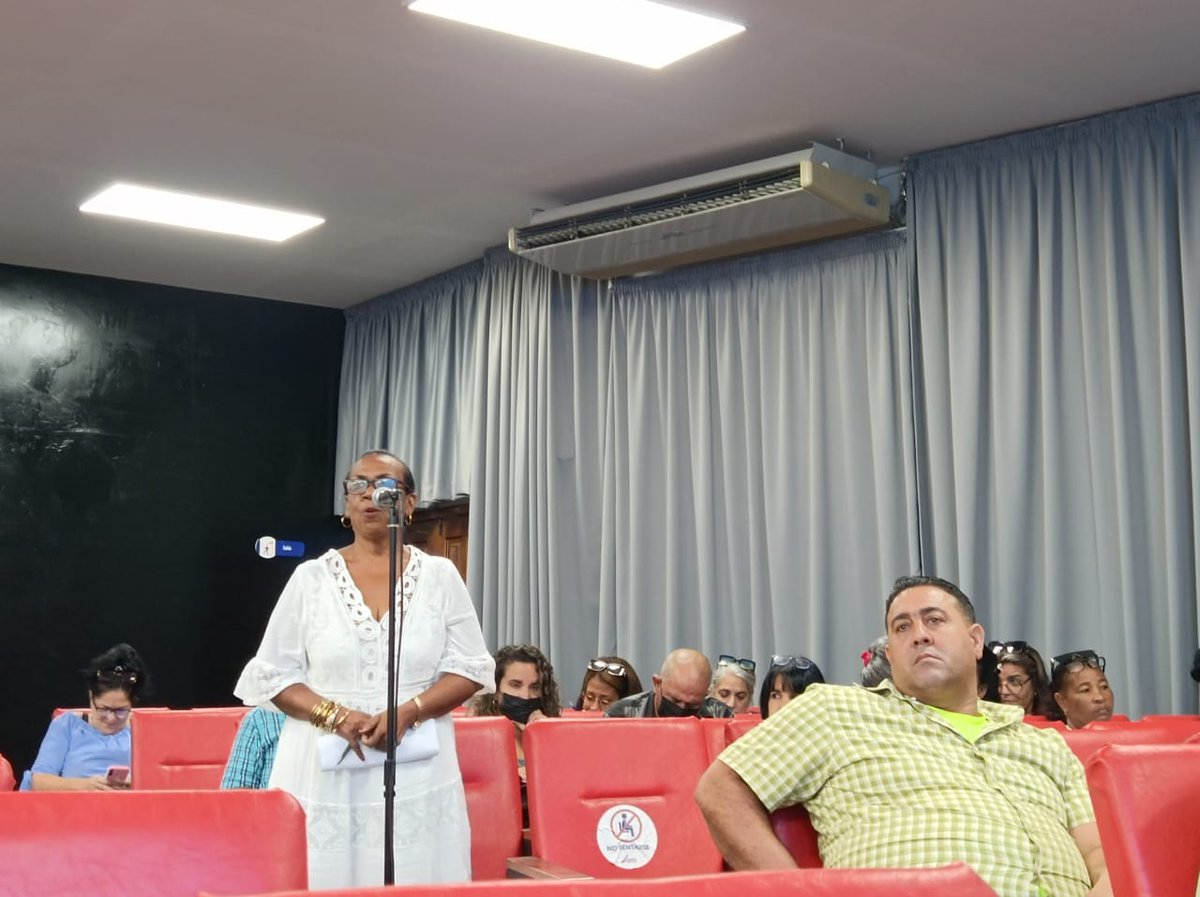 VelizCardoso's tweet photo. @ValdesYusnier , director Adjunto de @EPCLaHabana expuso en el  I Taller de Atención a la Ciudadanía del Ministerio de Comercio Interior el sistema de trabajo para atender las demandas de la población.  @BetsyDazVelzqu2 @RGZapata500 https://t.co/IEjHje6VR5