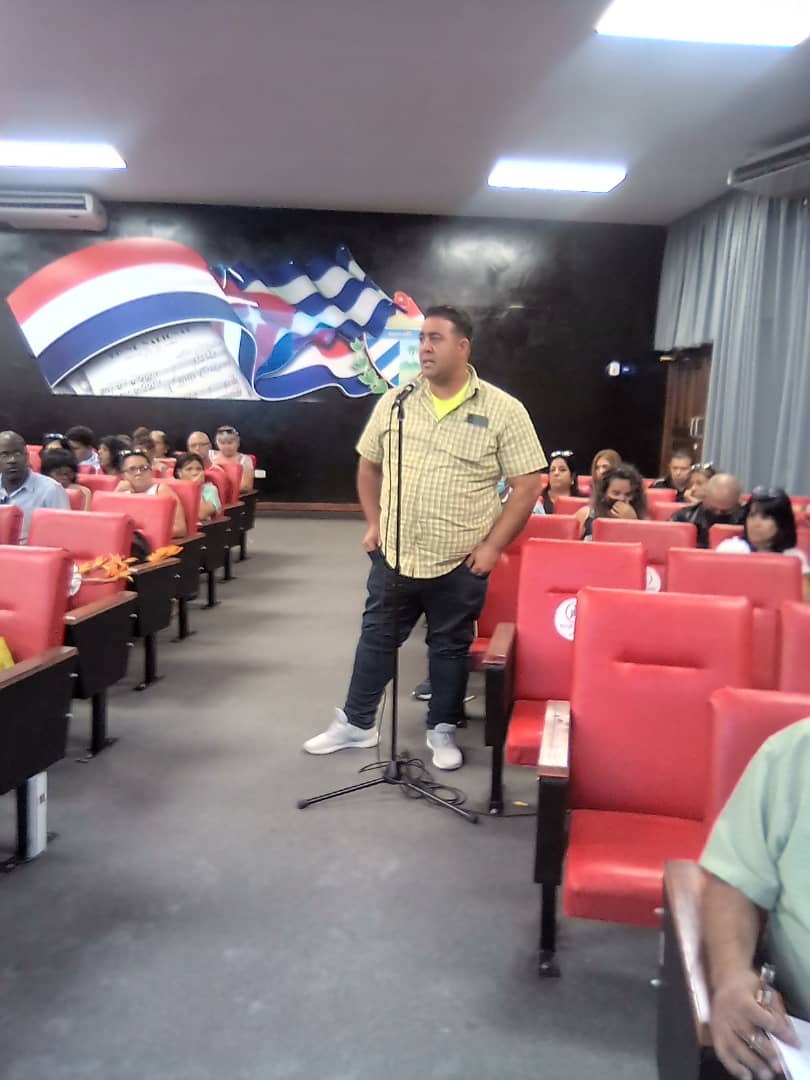 VelizCardoso's tweet photo. @ValdesYusnier , director Adjunto de @EPCLaHabana expuso en el  I Taller de Atención a la Ciudadanía del Ministerio de Comercio Interior el sistema de trabajo para atender las demandas de la población.  @BetsyDazVelzqu2 @RGZapata500 https://t.co/IEjHje6VR5