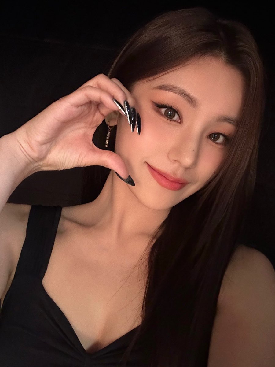 yjbubble's tweet image. [221130] Selfie for Midzy