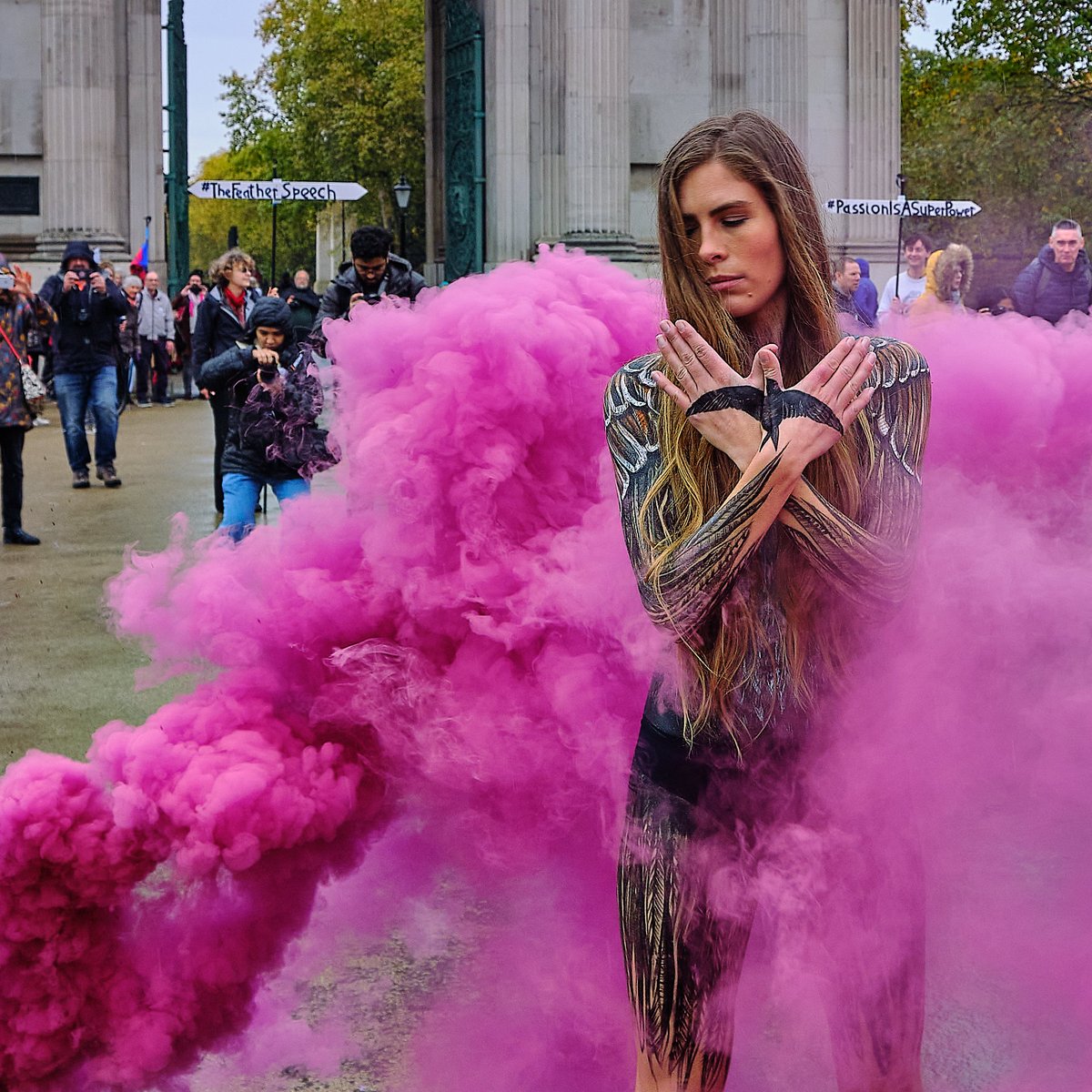 This is <a href="/WriterHannahBT/">Hannah Bourne-Taylor</a> in London last month campaigning for compulsory swift bricks in new builds . It's a no brainer obviously - please sign the petition - it's only at just over 28K can you help get it to 50K ?
#TheFeatherSpeech 📷<a href="/hedgehoghugh/">Hugh Warwick</a> 

petition.parliament.uk/petitions/6267…