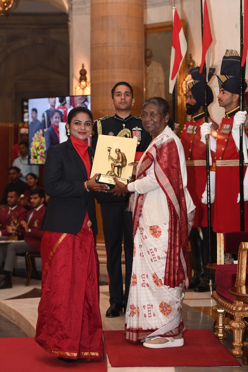 rashtrapatibhvn's tweet photo. President Droupadi Murmu confers Tenzing Norgay National Adventure Award, 2021 on Ms. Naina Dhakad for her achievements in Land Adventure. She is the first Indian woman to climb Mt. Everest and Mt. Lhotse
within a period of less than 10 days. https://t.co/mmCSvtMwMj