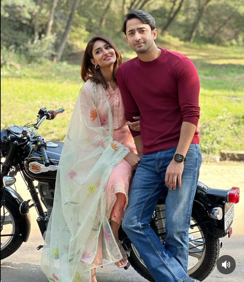 the way chemistry is oozing out of this of this picture 🤌🏻 'rabba ne tujhko banane mai kar di hai husn ki saari tijoriyaan' YES I AGREE SHAHEER 🥺