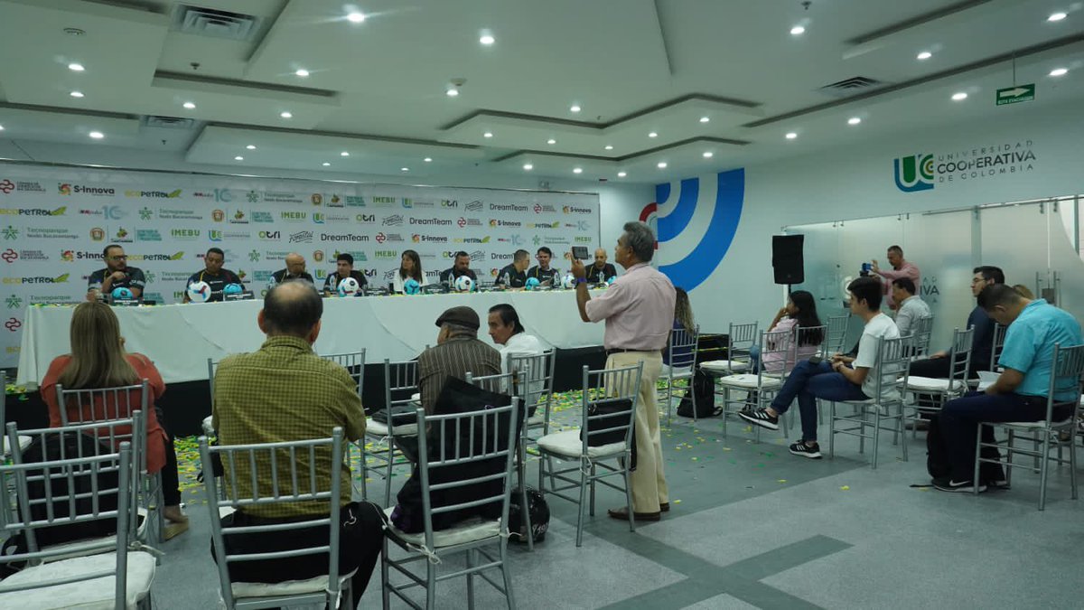 CCBucaramanga's tweet photo. 📣 #AEstaHora, en medio del ambiente futbolero mundial, presentamos junto a @ECOPETROL_SA y aliados a @santanderinnova nuestro #DreamTeam🤩⚽️, selección de emprendedores de base tecnológica y alto impacto que están transformando la región con ciencia, tecnología e innovación.💡 https://t.co/afCCmEKCo2