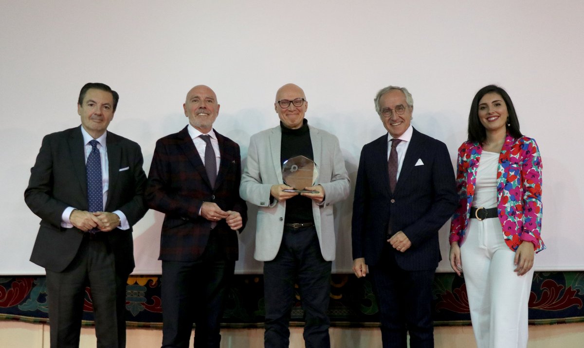 GinemedFund's tweet photo. Ayer fue un día muy especial✨: celebramos el #10Aniversario de @GinemedFund con la presentación de la Memoria Anual de Actividades en @RCLabradores.

🎖Entregamos el Premio al Mejor Proyecto de Investigación 2022 al científico Ramón Risco por su proyecto de #criopreservación. https://t.co/Zxp6u0SClg