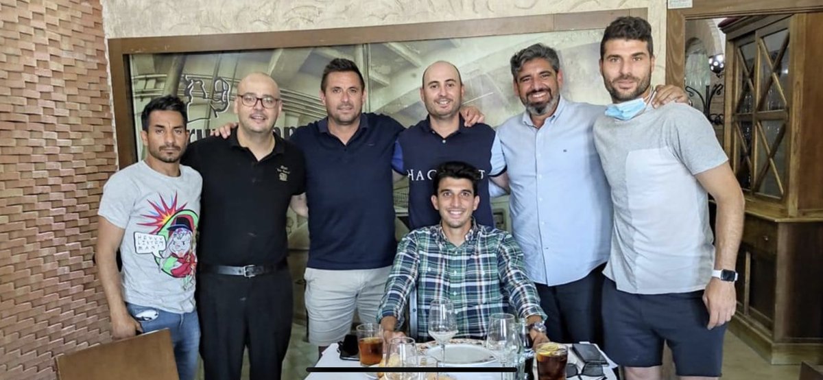 El fútbol pasa y las personas quedan…y es un claro ejemplo contigo. 
Me diste todo dentro del campo y fuera también.

Para mí ha sido un verdadero placer entrenarte. 

Te deseo lo mejor en esta nueva etapa que empieza. 

Un abrazo enorme, AMIGO.