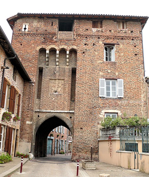 Porte de Villars à #ChâtillonsurChalaronne (#Ain) Porte appartenant à l'enceinte fortifiée de la ville, bâtie de 1273 à 1321. Les créneaux ont été fermés au XXe siècle. Autrefois, un pont-levis permettait l'acc�...
Suite 👉 monumentum.fr/porte-villars-…
#Patrimoine #MonumentHistorique