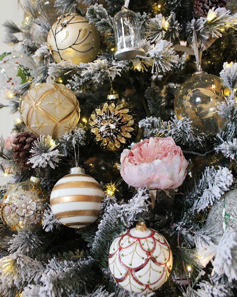 NotlRotary's tweet photo. It’s 2 days away! The #niagaraonthelake #holidayhousetour begins on Friday!😍 This little teaser is from House 6.

Check your inboxes for a reminder email with instructions for the tour &amp; share with everyone joining you.🎉

Bring your umbrellas just in case.☂️
#christmas #joy https://t.co/bqAmGQSD0A