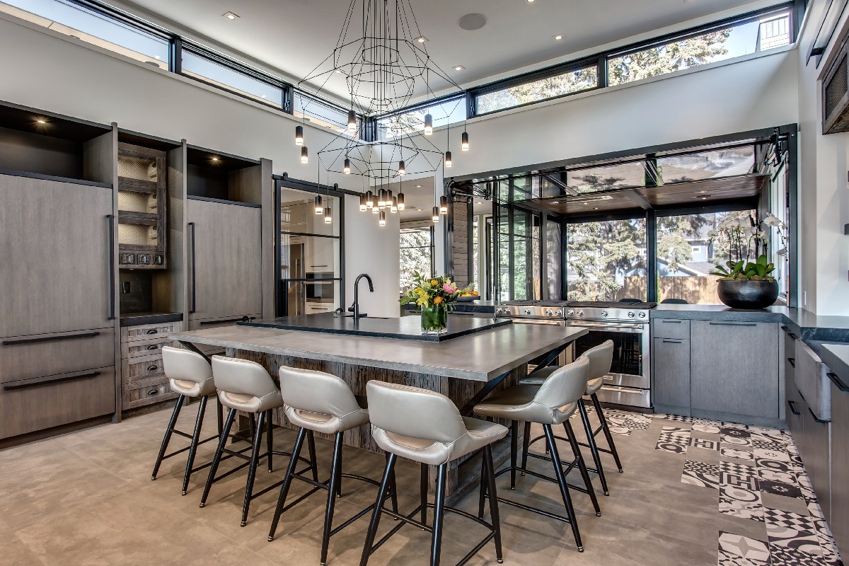 Stunning #kitchen and bar style setting - the perfect spot to enjoy a #morningcoffee or end the evening off with your favorite spirit 🥂