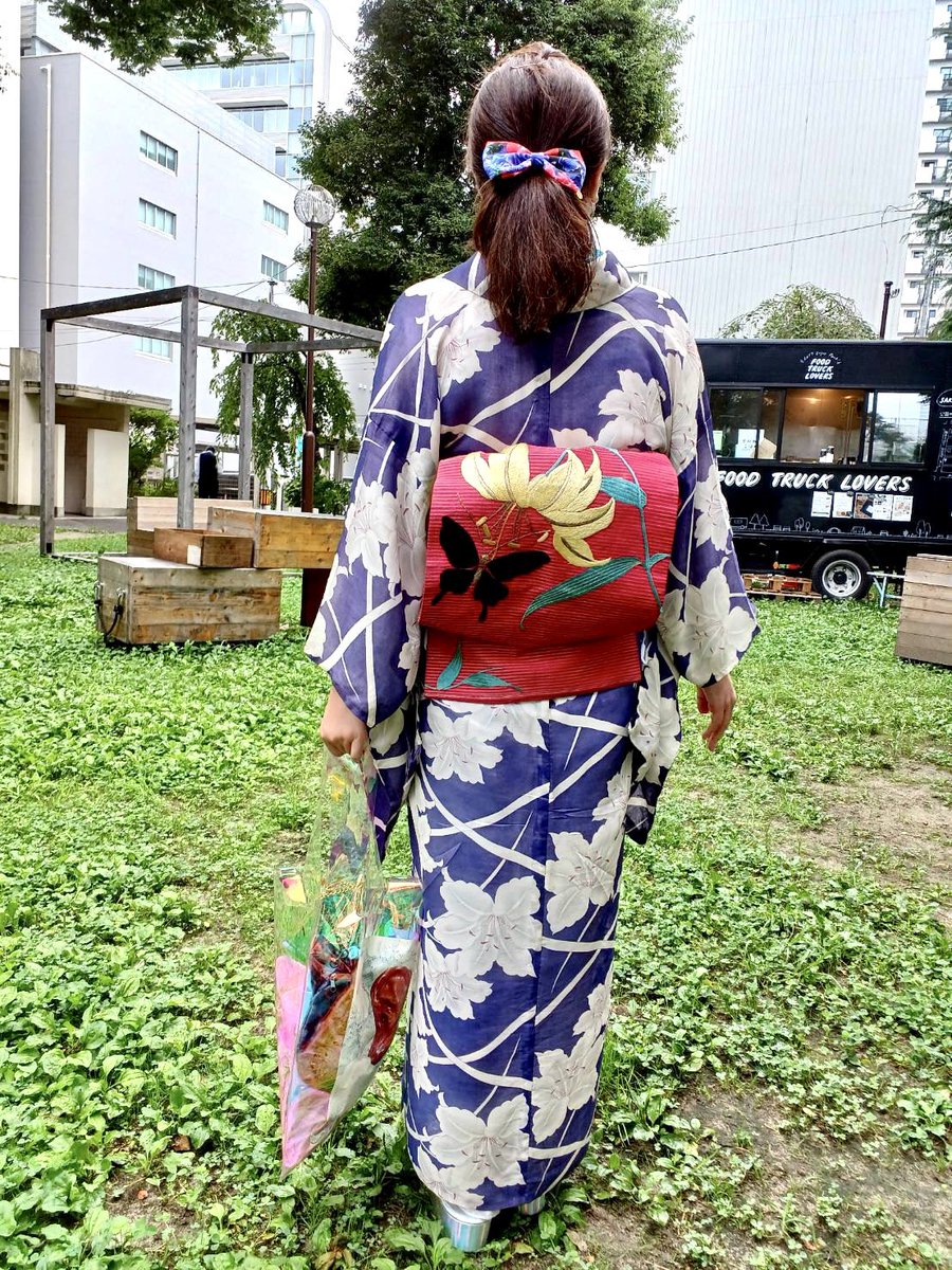 kimokimoyeah's tweet photo. 8月最後の着物
テーマ:薄物納め
最高気温29℃ 湿度81% 曇りのち雨
湿度の高さにぐったりしつつ何年も寝かせたジョーゼットの着物を着たよ🫠
この夏デビューのお草履はバッグとイヤリングでオーロラ合わせ✨
着物 #ちゃちゃ市
草履 #iroca
バッグ #chelseachiyoco
イヤリング humeur kids https://t.co/H28YJPcJJg