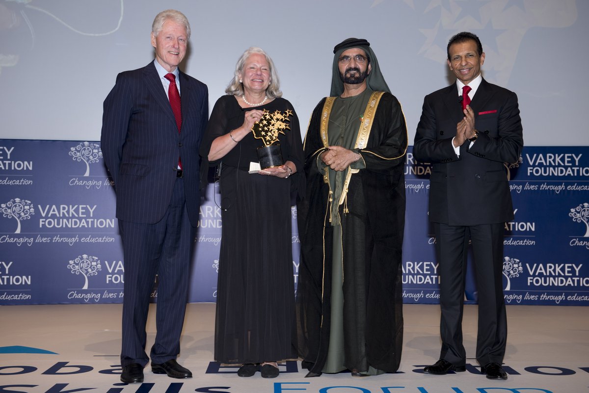 PascualGil1's tweet photo. Hoy hay que recordar de dónde sale el relato de "los mejores profesores del mundo". Bill Clinton, Varkey Gems (una multinacional de coles privados) y Su Majestad de Emiratos Árabes Unidos. Esta es la gente que marca las líneas de la escuela "innovadora" y "del futuro". https://t.co/OGxSMBGTjS