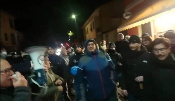 AndreaBotti12's tweet photo. La democrazia partecipativa si fa dal basso!
Ieri sera abbiamo assediato il circolo di #Marcignana presidiato da due blindati della polizia dove si é svolto l'incontro promosso dal comune di #Empoli, insieme a centinaia di cittadini e cittadine che non vogliono il #gassificatore https://t.co/v9Nn8T79Qe