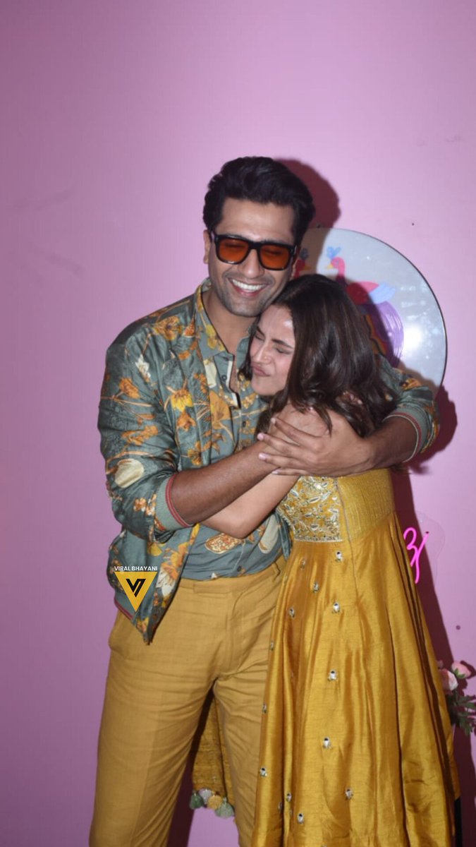 viralbhayani77's tweet photo. #ShehnaazGill #VickyKaushal  💃🕺🎤❤️ @viralbhayani77 https://t.co/IiqPva91Uk