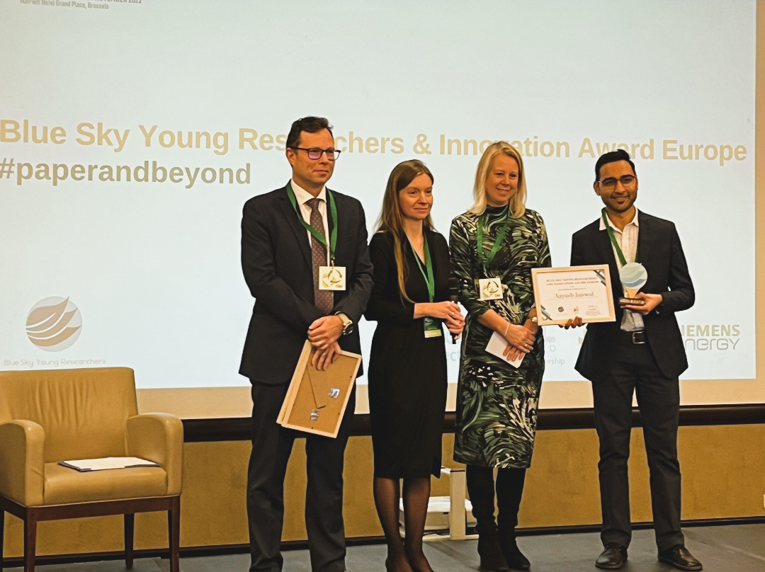 puunjalostajat's tweet photo. Hienoja uutisia! 👏 Blue Sky Young Researchers Europe Award 2022 pitchaus-kilpailun voitto tuli tänään Suomeen, kun Brysselissä järjestetyn kilpailun voitti @VTTFinland Aayush Jaiswal aiheella Cellulose-based Optics A Novel Value-chain for Forest Materials.
#paperandbeyond https://t.co/V4MdC0Mm2R