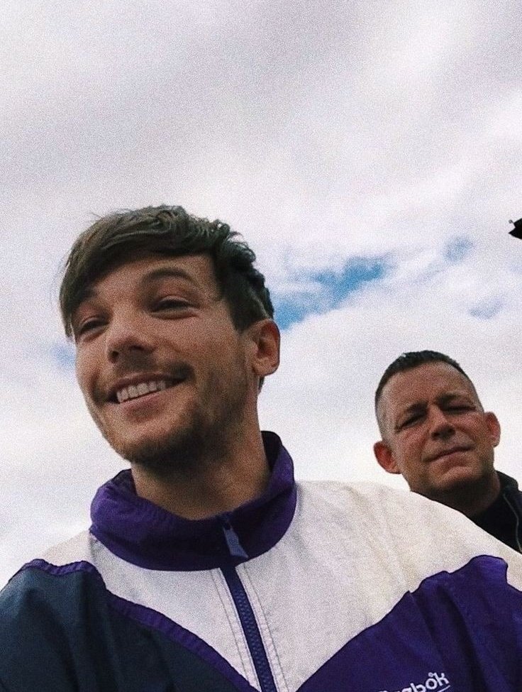 hl4tde's tweet photo. au larry  ¡!

donde Lo;uis y Ha;rry son dos hinchas de la scaloneta obsesionados con Messi y el mundial 

o

donde Lo;uis, desesperado por querer que la selección gane, le manda un mensaje a Ha;rry, su ex, para seguir la cábala https://t.co/a2pwlFr1g3