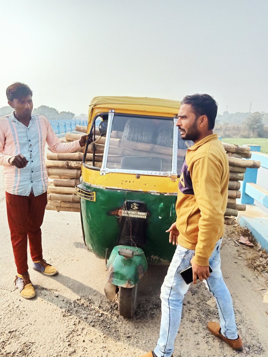 Deepak94290765's tweet photo. @112UttarPradesh 
इस ऑटो पर न no plate है आगे और सवारी गाड़ी में मॉल धोया जा रहा है https://t.co/b5jzGPwmlS