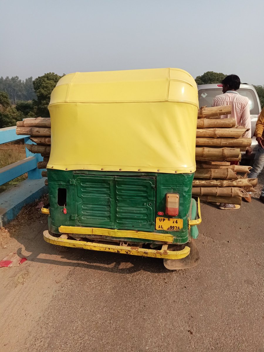 Deepak94290765's tweet photo. @112UttarPradesh 
इस ऑटो पर न no plate है आगे और सवारी गाड़ी में मॉल धोया जा रहा है https://t.co/b5jzGPwmlS