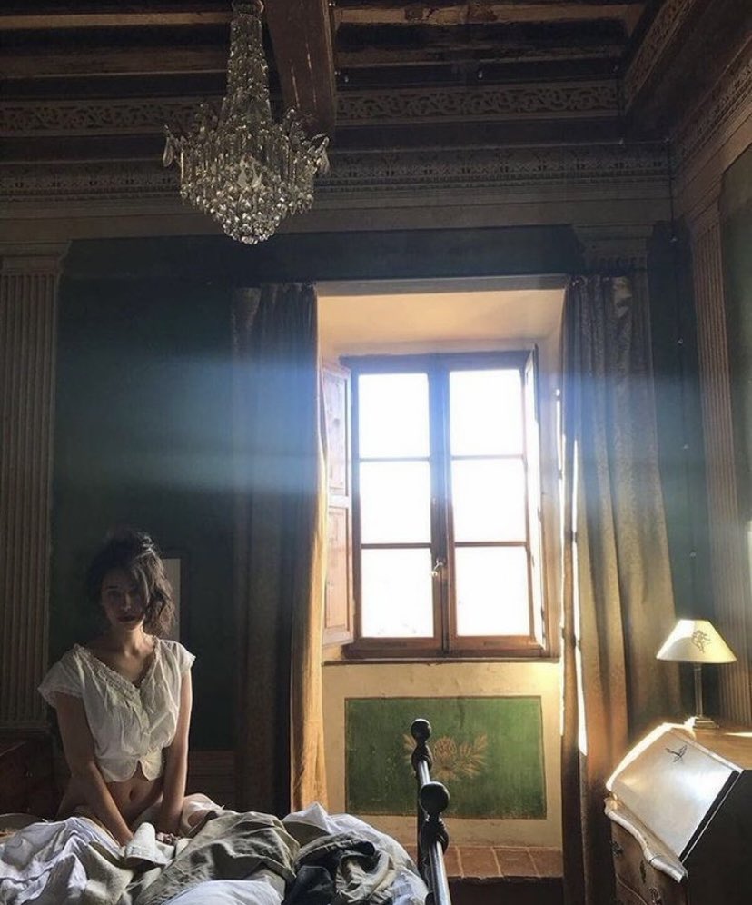 Amo las cosas simples de la vida, el sol y su calidez tocando a mi ventana, el aroma del café y el amor recién hechos por la 
mañana.
Amo la luz del amanecer y la nostalgia de los atardeceres, quizá es una forma 
de olvidar que en mi alma siempre llueve. ©️®️

#love #life #poetry