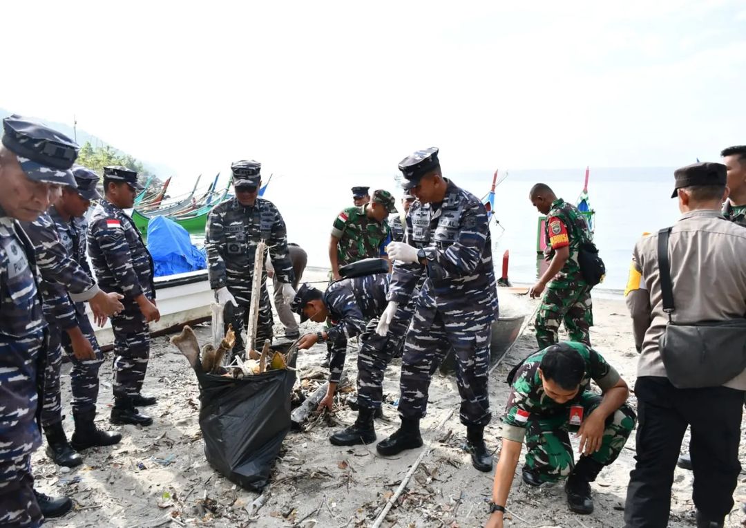 _TNIAL_'s tweet photo. Bukan hanya olahraga, beragam program dijalankan oleh TNI AL dalam rangka memperingati HUT Armada 5 Desember mendatang
Di Kampung Bahari Nusantara Balohan, Sabang, Prajurit TNI AL adakan pengobatan umum dan pemeriksaan gigi gratis serta aksi Bersih Pantai π
#HUTArmada https://t.co/MSp5e5d5TE