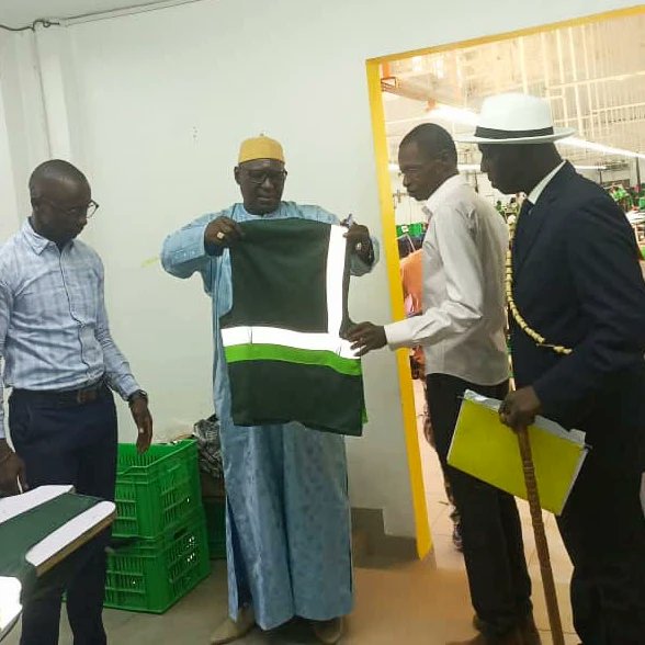 EncoveSarl's tweet photo. Visite du monsieur le Maire Mamadou Moulaye Gueye et sa délégation à Encove dans le cadre d'une collaboration avec la Mairie de Diamniadio.

#SENEAU #UCG #osena #sagam #soprop #AGEROUTE
#madeinSenegal  #tenuedetravail https://t.co/6Ihol0BFrS