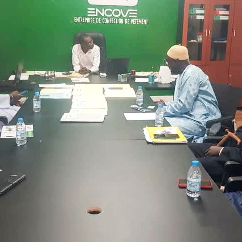 EncoveSarl's tweet photo. Visite du monsieur le Maire Mamadou Moulaye Gueye et sa délégation à Encove dans le cadre d'une collaboration avec la Mairie de Diamniadio.

#SENEAU #UCG #osena #sagam #soprop #AGEROUTE
#madeinSenegal  #tenuedetravail https://t.co/6Ihol0BFrS