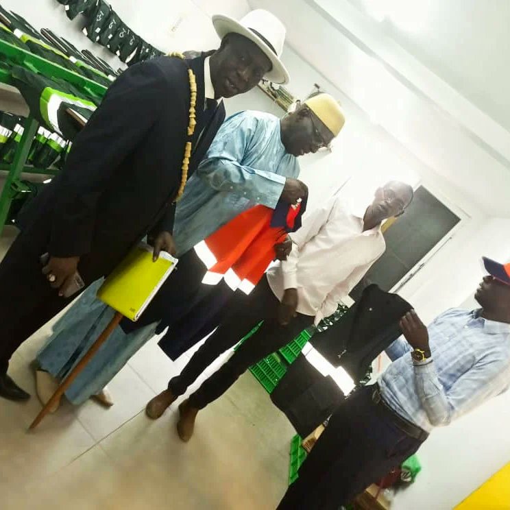 EncoveSarl's tweet photo. Visite du monsieur le Maire Mamadou Moulaye Gueye et sa délégation à Encove dans le cadre d'une collaboration avec la Mairie de Diamniadio.

#SENEAU #UCG #osena #sagam #soprop #AGEROUTE
#madeinSenegal  #tenuedetravail https://t.co/6Ihol0BFrS