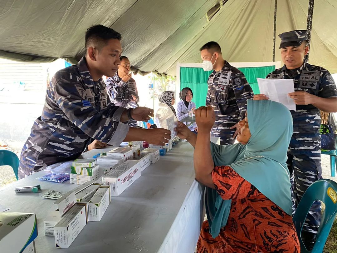 _TNIAL_'s tweet photo. Bukan hanya olahraga, beragam program dijalankan oleh TNI AL dalam rangka memperingati HUT Armada 5 Desember mendatang
Di Kampung Bahari Nusantara Balohan, Sabang, Prajurit TNI AL adakan pengobatan umum dan pemeriksaan gigi gratis serta aksi Bersih Pantai π
#HUTArmada https://t.co/MSp5e5d5TE