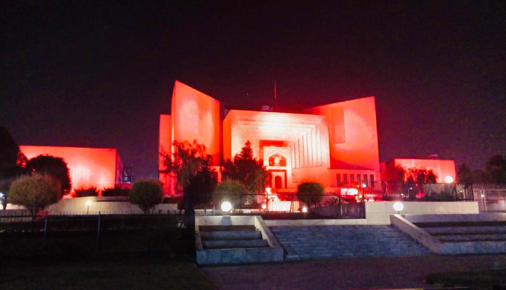 UNAIDS_Pakistan's tweet photo. To commemorate #WorldAIDSDay2022 key government buildings in Islamabad  go #Red
Join us to show solidarity in order to address inequalities that is holding back in ending #AIDS from #Pakistan
#WADPK2022 #Equalize #AoBaatKarein https://t.co/fHPQKGiBKw