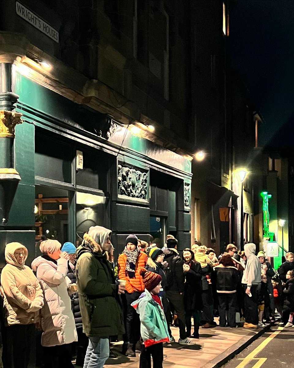The fab Capital Voices Choir singing in freezing cold! 

They graciously accepted our invitation to sing before dinner with us.  We collected donations for @edinfoodproject 

Thanks to all xx

 #foodbanksshouldnotbeneeded #smellslikecommunityspirit #costofgreedcrisis #choir
