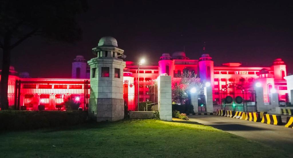 UNAIDS_Pakistan's tweet photo. To commemorate #WorldAIDSDay2022 key government buildings in Islamabad  go #Red
Join us to show solidarity in order to address inequalities that is holding back in ending #AIDS from #Pakistan
#WADPK2022 #Equalize #AoBaatKarein https://t.co/fHPQKGiBKw