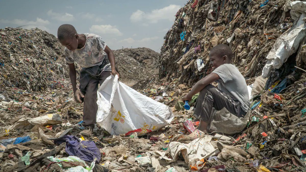 sebrioux's tweet photo. Pendant qu'au Québec certains se plaignent de vivre dans une dictature où la liberté est compromise, au Kenya: 

"Les enfants de la décharge"
https://t.co/Q9EUIoUwM5

#PolQc #PolInt #Société #Inégalités https://t.co/3N9NEHRxYr