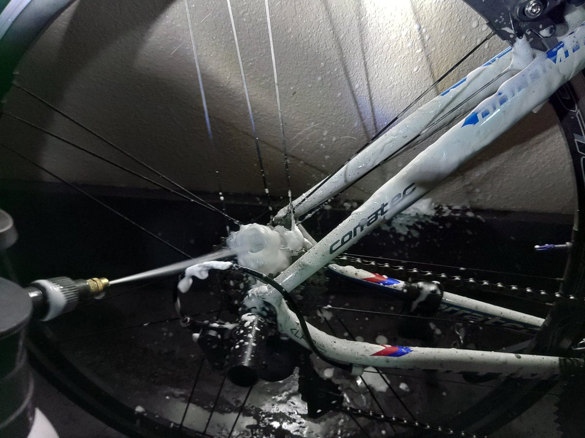 昨日の雨で路面が濡れてるせいか、今日の稼働で車体がドロドロになってるのが気になったので思い立って洗車！
最近、上下両隣が空き部屋になったので気にせずベランダ洗車できるのサイコー！ヽ(*´∀｀)ﾉ♪
コーティングするのに、乾くまでしばし休憩！☕😃☀️