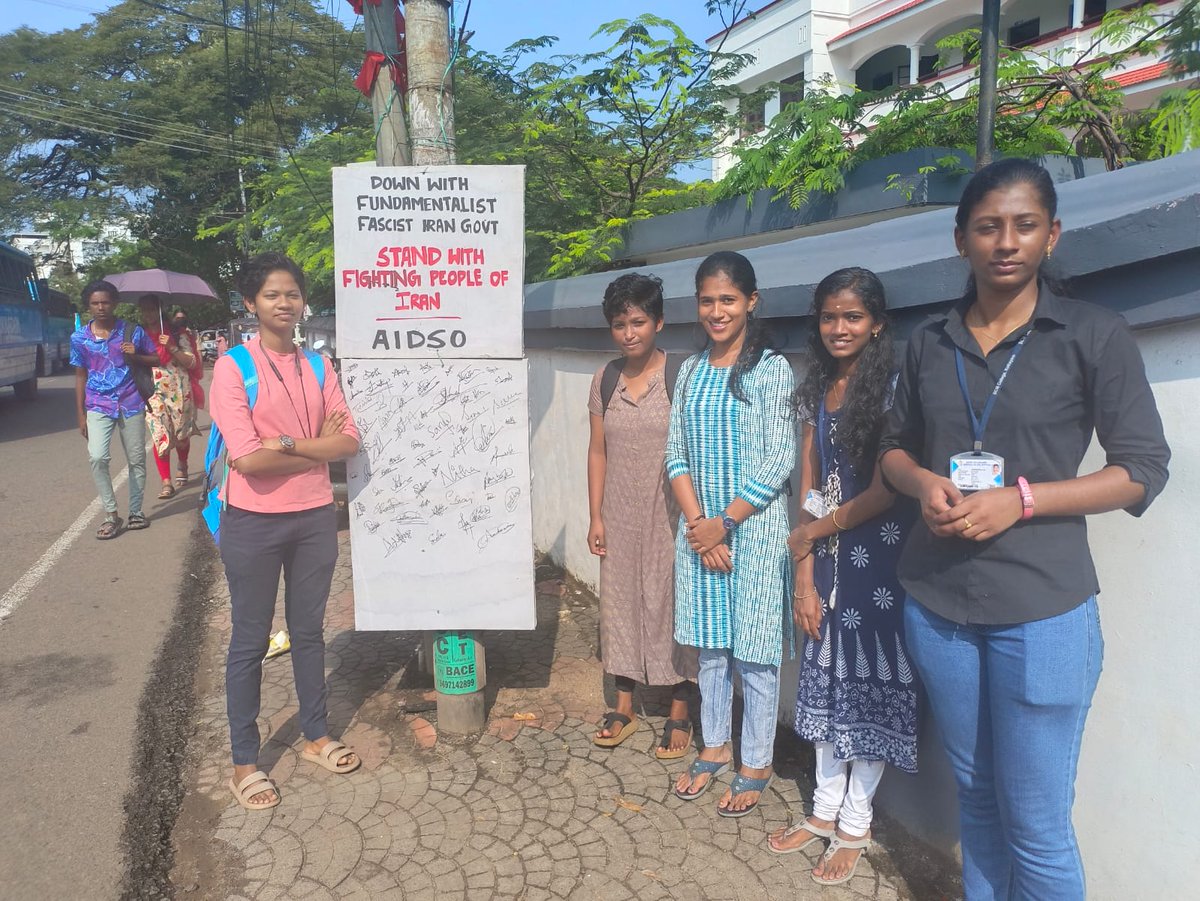 പൊരുതുന്ന ഇറാൻ ജനതയ്ക്ക് ഐക്യദാർഢ്യം പ്രാഖപിച്ചുകൊണ്ട് കോട്ടയം BCM കോളേജിൽ AIDSO യുടെ നേതൃത്വത്തിൽ സംഘടിപ്പിച്ച ഒപ്പുശേഖരണ പരിപാടി. 

#IranRevoIution2022 
#IranRevolution 
#Iran 
#IranProtest 
#MahsaAmini 
#AIDSO 
#aidsokerala