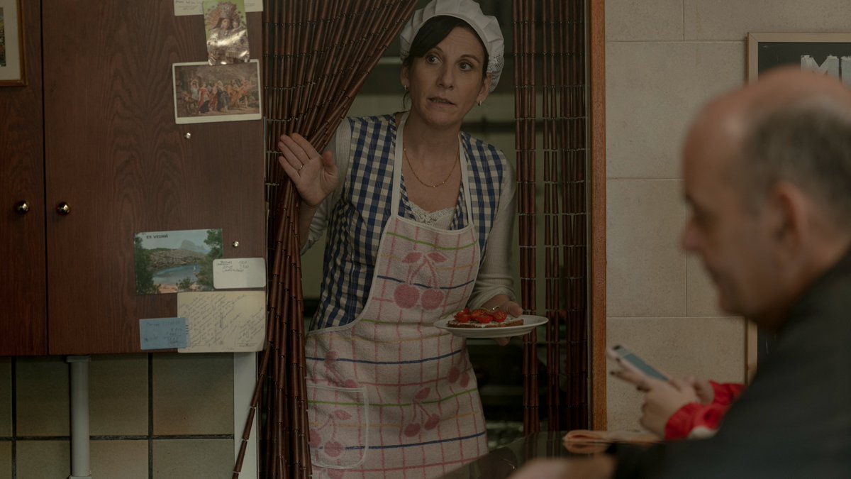 MadavenuePR's tweet photo. 🎥Finaliza el rodaje de MALA PERSONA, de #FerGarcíaRuiz

Una comedia negra protagonizada por @ArturoValls, #MalenaAlterio y #JuliánVillagrán y con la participación especial de @josecorbacho y @sarajimenezact
 
Producida por @RodarFilms, llegará a cines de la mano de @filmax https://t.co/1WHrzYFGs9