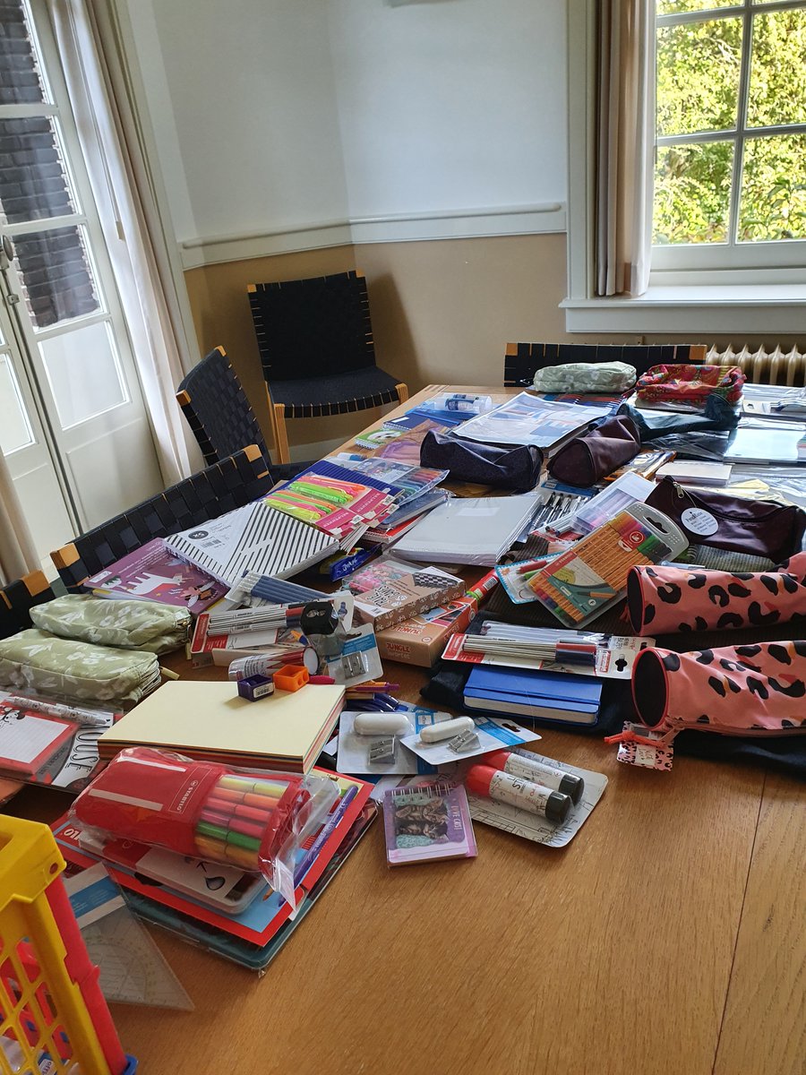 Gemeenschap Amsterdam-Watergraafsmeer heeft voor 21 Oekraïense kinderen tasjes gemaakt en gevuld met schoolspullen. Dit op verzoek van de gemeente Amsterdam. Ook zijn er 15 kinderen uit Syrië, Turkije en Iran in Aalsmeer verrast met een tasje.