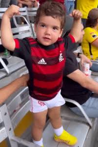 toinhodaplanet's tweet photo. Se você acha que torcedor do @flamengo é insuportável, se preparem pra nova geração que tá chegando...😂

Eles são a reencarnação dos 6 jovens remadores...💪🏽🔴⚫ https://t.co/lpIRTCJh1K