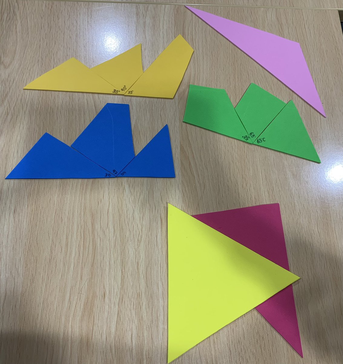 aletupc's tweet photo. Hoy en clase de mates trabajando el taller de los triángulos: 
@SantaolallaElsa https://t.co/4VUb6CHvI3