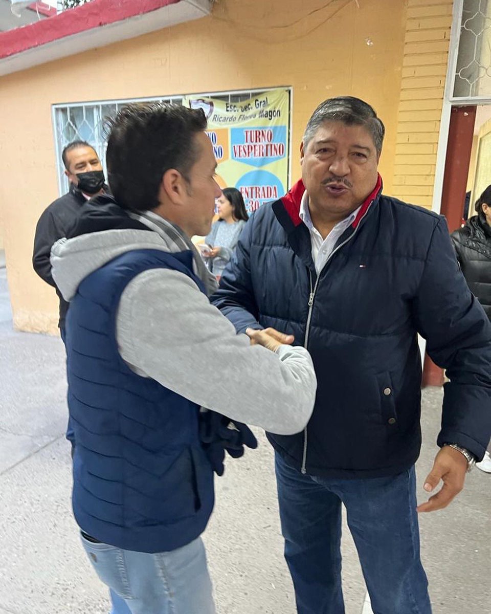 AbelAguirre35's tweet photo. Iniciamos esta mañana visitando a los compañeros y amigos de la Secundaria Flores Magon en Lerdo Durango.

Agradezco el tiempo para escuchar las propuestas de nuestra planilla #Unidad35.

Por un sindicato horizontal,  hagamos historia este 9 de diciembre #VotaUnidad35 https://t.co/gOBEOUSnaj