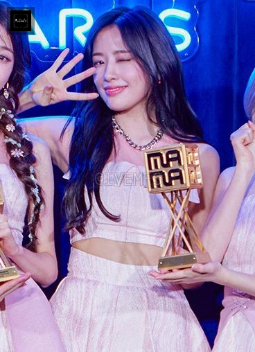 IVEMFS's tweet photo. pose bu leader😭😭😭 ciee yang menang 4 pialaaa lagii🤣 

DROP HT ANNIV D IVE!

HAPPY IVERSARY
#. Ann1VErsary 
#. 다채로운_사계절_아이브와함께 https://t.co/ePXz7JRRCZ