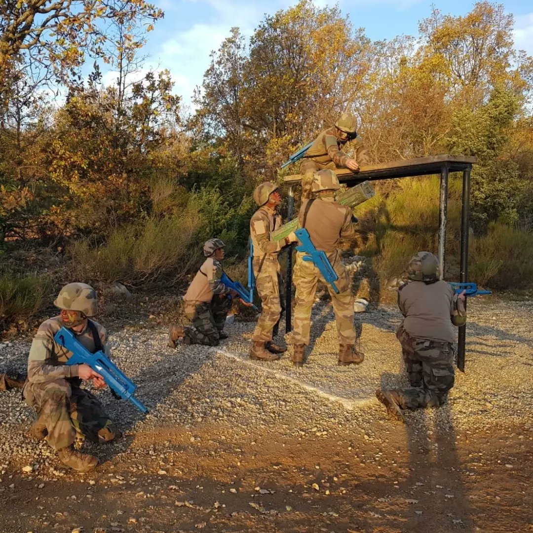 1RCA_canjuers's tweet photo. La semaine dernière, un rallye d'instruction rassemblait les EVAT du #1erRCA et leurs chefs de groupe sur 10 ateliers. NRBC, secours au combat, tir étaient notamment évalués. Cette activité sur 2 jours permet la #PrépaOPS en prévision d'un engagement en #OPINT
#NosJeunesOPS https://t.co/Z107Kdvjhq