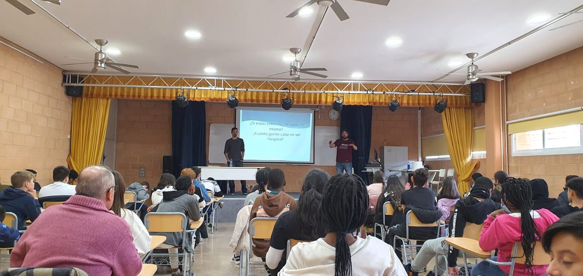 millanjav's tweet photo. Joan Cremades @JohnnyBu9 del Servicio de Urgencias de @HospitalLaFe participa en el proyecto Ods 3 #agenda2030, sobre salud y hábitos de vida, con alumnos y profesores de 1° ESO en el IES CONSELLERIA #EspecialidadUrgenciasYA @SEMES_CV https://t.co/BSlcQVcoUO