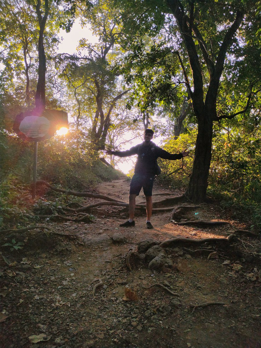 rishabh_apk's tweet photo. Went on a trek with my budget SRK :P 

Enjoy the view 🏞️ https://t.co/rbjGirCkos