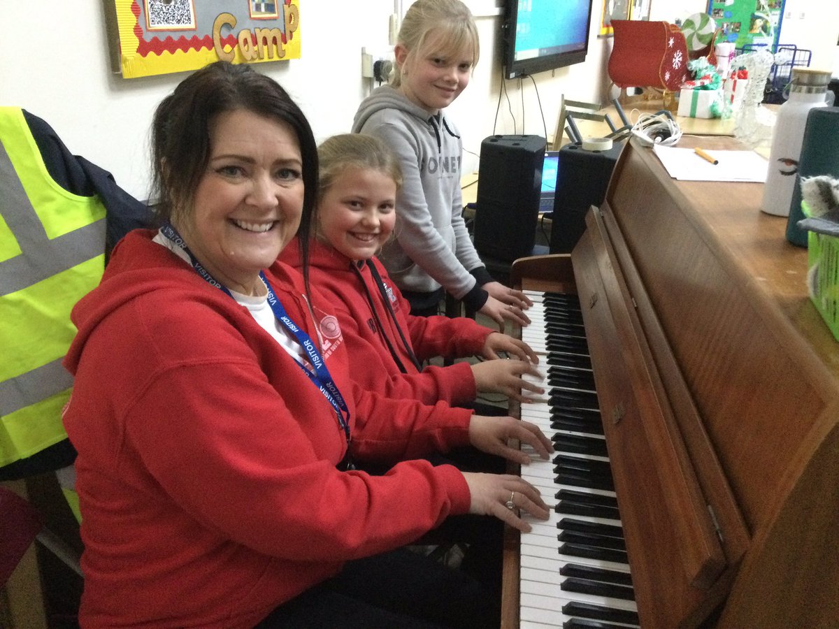 Once again we’ve had a blast getting in the Christmas spirit with <a href="/SW20Chat/">Chat n Choons 🎧🎵🎤</a> <a href="/singergise/">Singergise</a> <a href="/MrsCLewis95/">Mrs C Lewis</a> <a href="/misssparry95/">Miss S Parry</a> <a href="/garntegprimary/">Garnteg Primary</a>