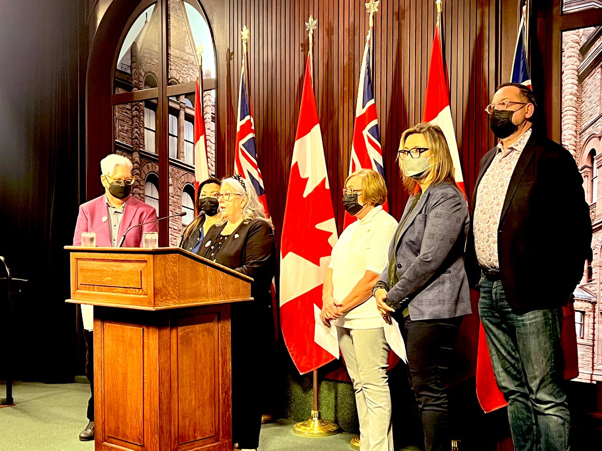 President <a href="/karenosstf/">osstfkaren</a> + labour leaders joined today to applaud the ruling that #Bill124 is unconstitutional + call on Ford gov to accept ruling &amp; not appeal.

More time &amp; public money should not be wasted to continue this attack on (mostly women) workers! #OnLab #OnPoli #OntEd