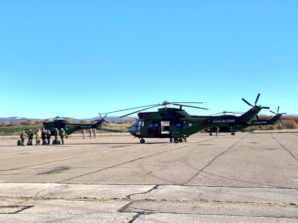 COM_EALAT's tweet image. J'étais au #2REG sur un exercice chef de patrouille qui permet également aux unités de l'@armeedeterre de mieux appréhender les contraintes spécifiques du combat en vol en faisant face aux difficultés tactique (ENI/blessés) LOG (coordination/carburant) &amp;amp; technique (pannes/radios)