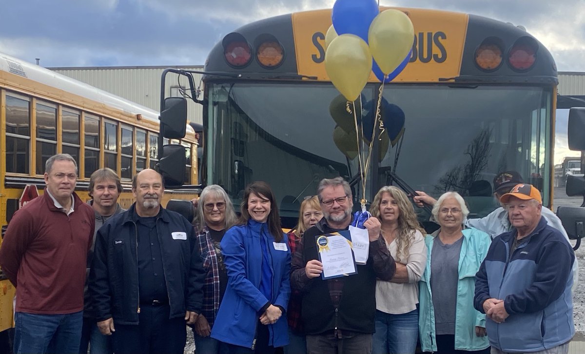 2xjn's tweet photo. True thanks and appreciation to the Rotary Club of Kingsport for honoring Tommy Starnes as an Everyday Hero!   Tommy and his drivers are truly Kingsport heroes each day.  Honored to work alongside him.  ⁦@KCS_District⁩ ⁦@TribePrincipal⁩ https://t.co/7Q3DdmRAGf
