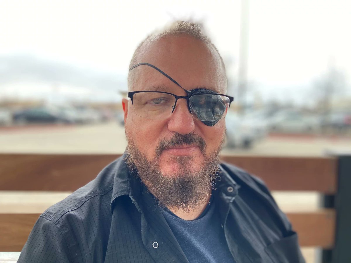 demori's tweet photo. ATENÇÃO, família Bolsonaro, militares e civis golpistas em geral.

Este é Stewart Rhodes. Ele acaba de ser condenado por conspiração – Rhodes foi um dos mentores da invasão do Capitólio dos EUA. 

IMPORTANTE: ele sequer entrou no prédio. Foi condenado por coordenar os ataques. https://t.co/6oK3U4jM5o