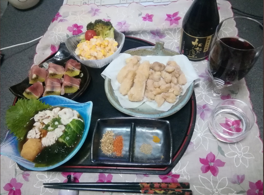 Canary918's tweet photo. #秋篠宮皇嗣殿下お誕生日
#お祝い 
#おうち居酒屋

☆タラの白子
　もみじおろし　国産一味を混ぜる
☆ヤゲン&amp;ヒザ軟骨　塩で下味.片栗粉で揚げ焼き
　山椒.七味 or 胡椒.カレー粉
☆生ハム.キウイ
☆明太ポテ玉サラダ

☆冷酒　純米大吟醸
☆高級ワインは体質に合わず頭痛
✨でもグラスはクリスタル✨ https://t.co/9lpqMDx5jC